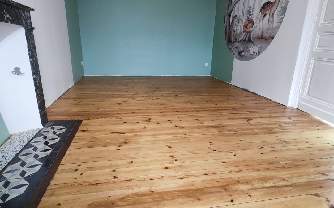 Rénovation d&rsquo;un parquet massif ancien et d un escalier en chêne et acajou